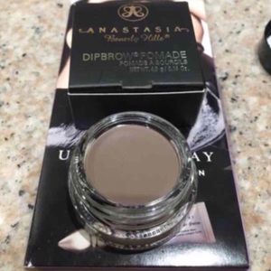 Brow dip in soft brown